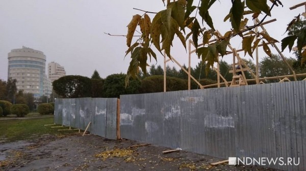Екатеринбуржцев напугал забор в сквере у ДИВСа &ndash; что за ним? (ФОТО)