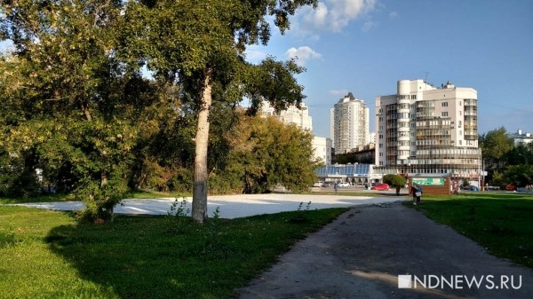 Екатеринбуржцев напугал забор в сквере у ДИВСа &ndash; что за ним? (ФОТО)