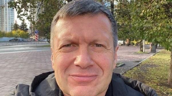 Владимир Соловьев прочитал лекцию в «Сима-ленде» и погулял по скверу у Драмтеатра