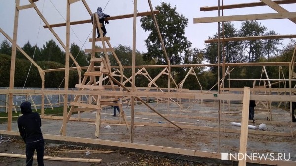 Екатеринбуржцев напугал забор в сквере у ДИВСа &ndash; что за ним? (ФОТО)