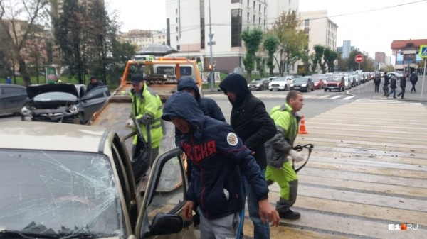 В массовом ДТП на Малышева пострадали семь человек: всё, что известно об аварии