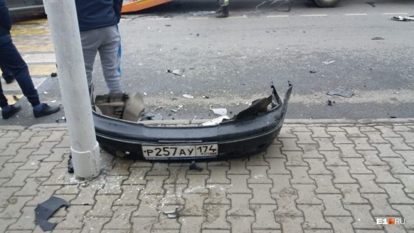 В массовом ДТП на Малышева пострадали семь человек: всё, что известно об аварии