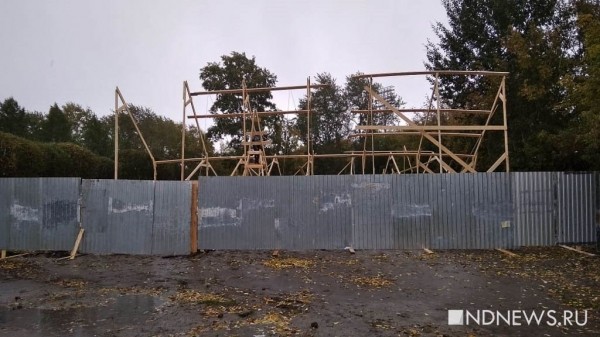 Екатеринбуржцев напугал забор в сквере у ДИВСа &ndash; что за ним? (ФОТО)