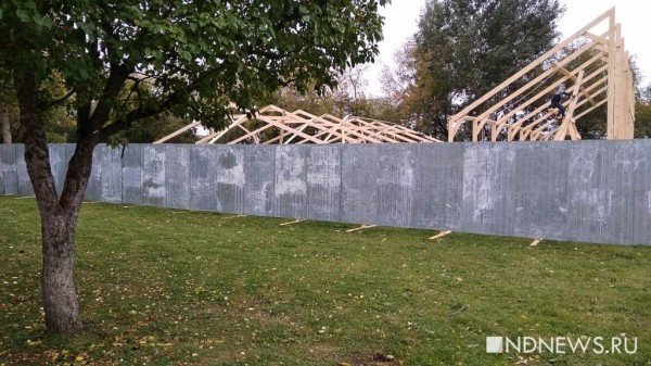 Екатеринбуржцев напугал забор в сквере у ДИВСа &ndash; что за ним? (ФОТО)