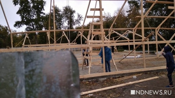 Екатеринбуржцев напугал забор в сквере у ДИВСа &ndash; что за ним? (ФОТО)