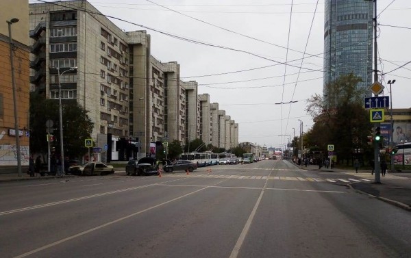 В массовом ДТП на Малышева пострадали семь человек: всё, что известно об аварии