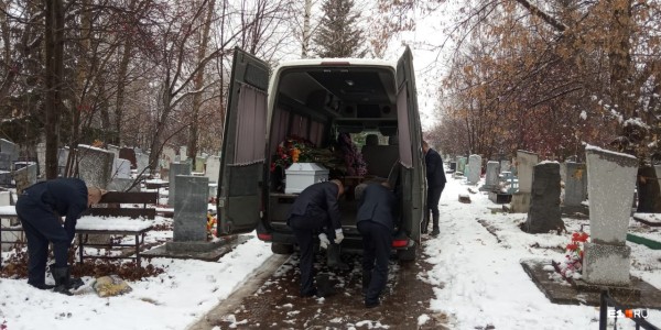 Гроб завалили цветами: в Каменске-Уральском похоронили Ксению Каторгину, убитую из-за Audi