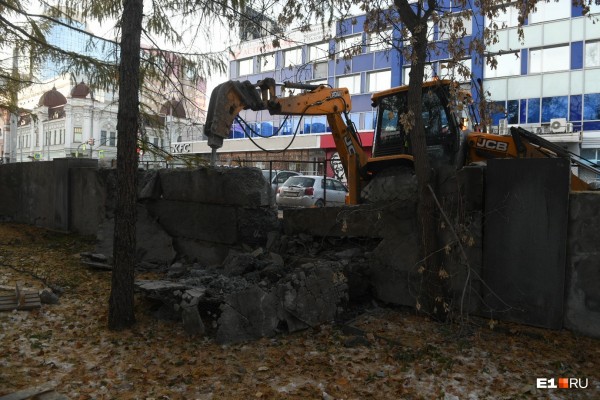 От него почти ничего не осталось: строительная техника разрушила забор дендрария у «Гринвича»