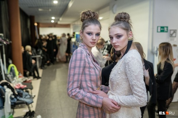 С закрытыми ртами и глазами, но в купальниках: самые яркие образы «Недели моды» в Екатеринбурге С закрытыми ртами и глазами, но в купальниках: самые яркие образы «Недели моды» в Екатеринбурге