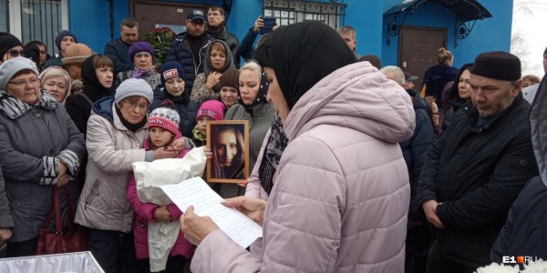 Гроб завалили цветами: в Каменске-Уральском похоронили Ксению Каторгину, убитую из-за Audi