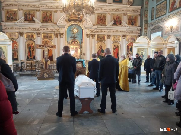 Гроб завалили цветами: в Каменске-Уральском похоронили Ксению Каторгину, убитую из-за Audi