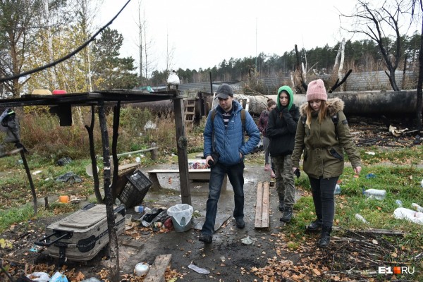 «Стеной проходим территорию, ворошим тряпки»: волонтеры ищут пропавшую Ксению Каторгину