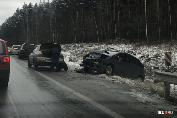 Ледяной апокалипсис: из-за гололеда в Екатеринбурге случились десятки ДТП и не могут сесть самолеты