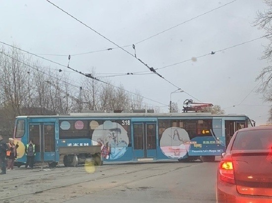Сошедший с рельсов трамвай протаранил машину в Нижнем Тагиле