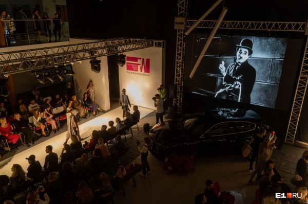 С закрытыми ртами и глазами, но в купальниках: самые яркие образы «Недели моды» в Екатеринбурге С закрытыми ртами и глазами, но в купальниках: самые яркие образы «Недели моды» в Екатеринбурге