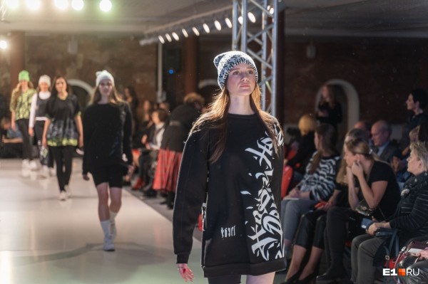 С закрытыми ртами и глазами, но в купальниках: самые яркие образы «Недели моды» в Екатеринбурге С закрытыми ртами и глазами, но в купальниках: самые яркие образы «Недели моды» в Екатеринбурге