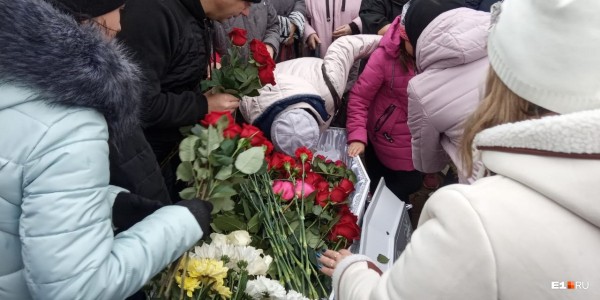 Гроб завалили цветами: в Каменске-Уральском похоронили Ксению Каторгину, убитую из-за Audi