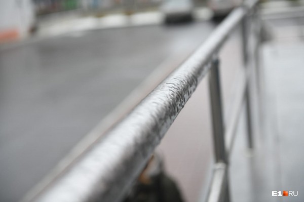 Ледяной апокалипсис: из-за гололеда в Екатеринбурге случились десятки ДТП и не могут сесть самолеты