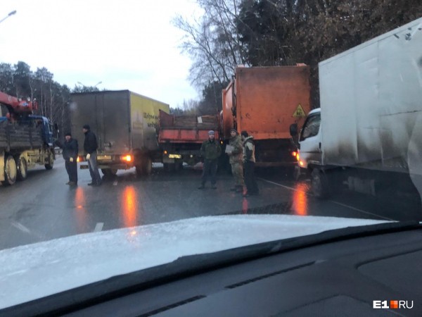 Ледяной апокалипсис: из-за гололеда в Екатеринбурге случились десятки ДТП и не могут сесть самолеты