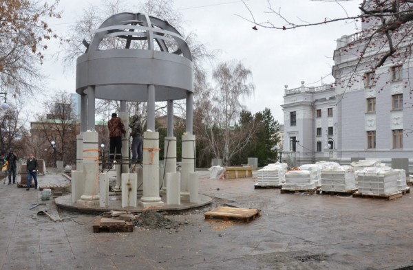 Власти Екатеринбурга контролируют ход благоустройства сквера у Оперного театра