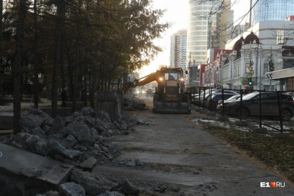 От него почти ничего не осталось: строительная техника разрушила забор дендрария у «Гринвича»