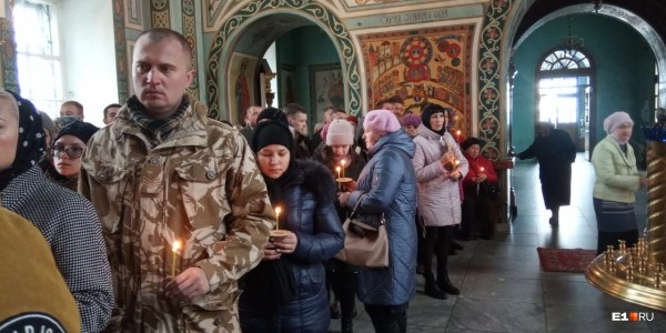 Гроб завалили цветами: в Каменске-Уральском похоронили Ксению Каторгину, убитую из-за Audi