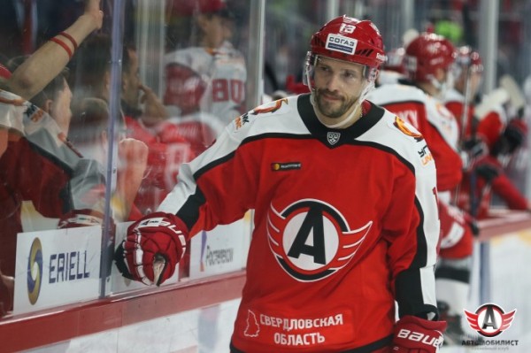 “Автомобилист” одержал уверенную победу над “Локомотивом”