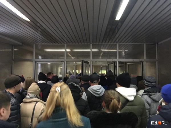 Ледяной апокалипсис: из-за гололеда в Екатеринбурге случились десятки ДТП и не могут сесть самолеты