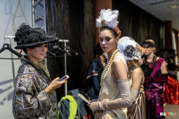 С закрытыми ртами и глазами, но в купальниках: самые яркие образы «Недели моды» в Екатеринбурге С закрытыми ртами и глазами, но в купальниках: самые яркие образы «Недели моды» в Екатеринбурге