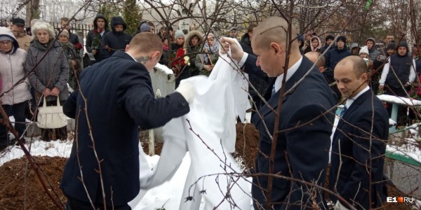 Гроб завалили цветами: в Каменске-Уральском похоронили Ксению Каторгину, убитую из-за Audi