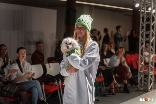 С закрытыми ртами и глазами, но в купальниках: самые яркие образы «Недели моды» в Екатеринбурге С закрытыми ртами и глазами, но в купальниках: самые яркие образы «Недели моды» в Екатеринбурге