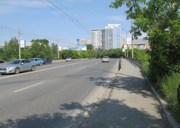 Строители закрывают движение транспорта по путепроводу на улице Белинского