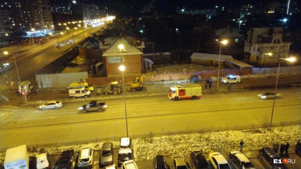 «Откапывают лопатами, не могут добраться»: в Академическом рабочих при замене труб завалило землей «Откапывают лопатами, не могут добраться»: в Академическом рабочих при замене труб завалило землей