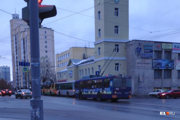 Ледяной апокалипсис: из-за гололеда в Екатеринбурге случились десятки ДТП и не могут сесть самолеты