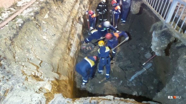 «Откапывают лопатами, не могут добраться»: в Академическом рабочих при замене труб завалило землей «Откапывают лопатами, не могут добраться»: в Академическом рабочих при замене труб завалило землей