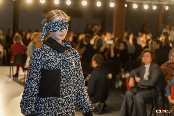 С закрытыми ртами и глазами, но в купальниках: самые яркие образы «Недели моды» в Екатеринбурге С закрытыми ртами и глазами, но в купальниках: самые яркие образы «Недели моды» в Екатеринбурге