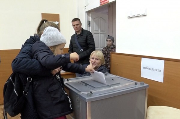 Екатеринбуржцы приходят голосовать семьями