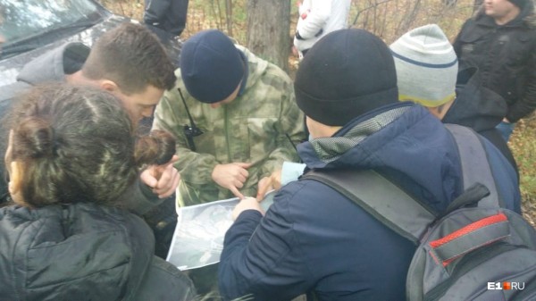 «Стеной проходим территорию, ворошим тряпки»: волонтеры ищут пропавшую Ксению Каторгину