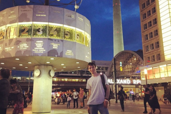 «Слали фото отрубленных голов»: история уральского юриста, бежавшего в Германию из-за угроз «Пилы» «Слали фото отрубленных голов»: история уральского юриста, бежавшего в Германию из-за угроз «Пилы»