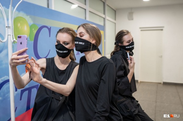 С закрытыми ртами и глазами, но в купальниках: самые яркие образы «Недели моды» в Екатеринбурге С закрытыми ртами и глазами, но в купальниках: самые яркие образы «Недели моды» в Екатеринбурге