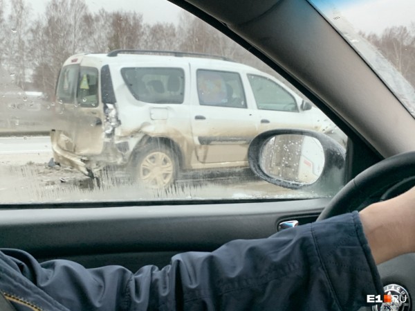 Ледяной апокалипсис: из-за гололеда в Екатеринбурге случились десятки ДТП и не могут сесть самолеты