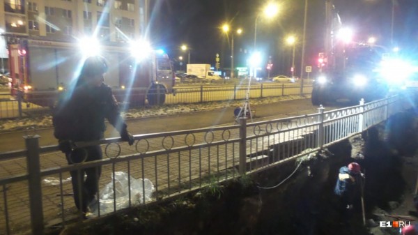 «Откапывают лопатами, не могут добраться»: в Академическом рабочих при замене труб завалило землей «Откапывают лопатами, не могут добраться»: в Академическом рабочих при замене труб завалило землей