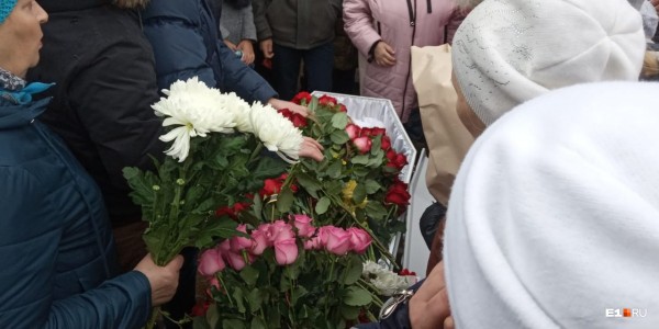 Гроб завалили цветами: в Каменске-Уральском похоронили Ксению Каторгину, убитую из-за Audi