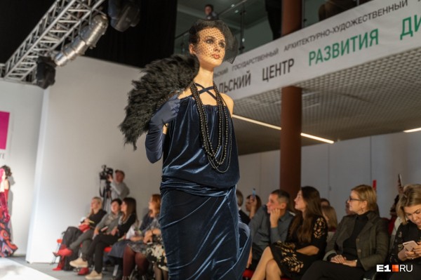 С закрытыми ртами и глазами, но в купальниках: самые яркие образы «Недели моды» в Екатеринбурге С закрытыми ртами и глазами, но в купальниках: самые яркие образы «Недели моды» в Екатеринбурге