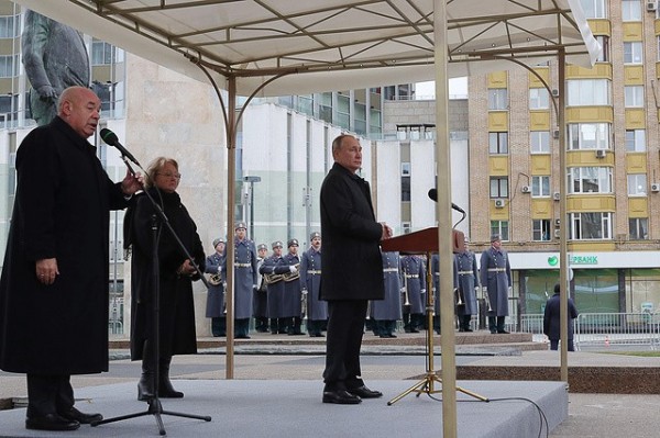 Владимир Путин открыл памятник Евгению Примакову у здания МИД в Москве