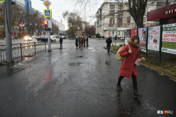 Ледяной апокалипсис: из-за гололеда в Екатеринбурге случились десятки ДТП и не могут сесть самолеты