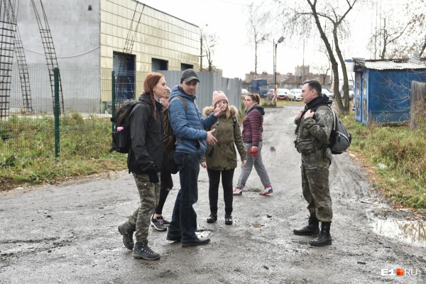 «Стеной проходим территорию, ворошим тряпки»: волонтеры ищут пропавшую Ксению Каторгину