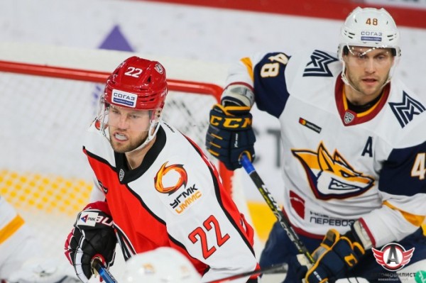 Хоккей: &laquo;Автомобилист&raquo; уступил магнитогорскому &laquo;Металлургу&raquo;