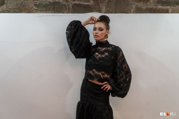 С закрытыми ртами и глазами, но в купальниках: самые яркие образы «Недели моды» в Екатеринбурге С закрытыми ртами и глазами, но в купальниках: самые яркие образы «Недели моды» в Екатеринбурге