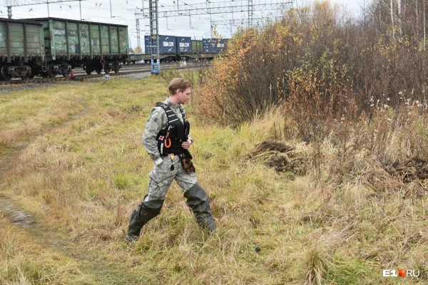 «Стеной проходим территорию, ворошим тряпки»: волонтеры ищут пропавшую Ксению Каторгину